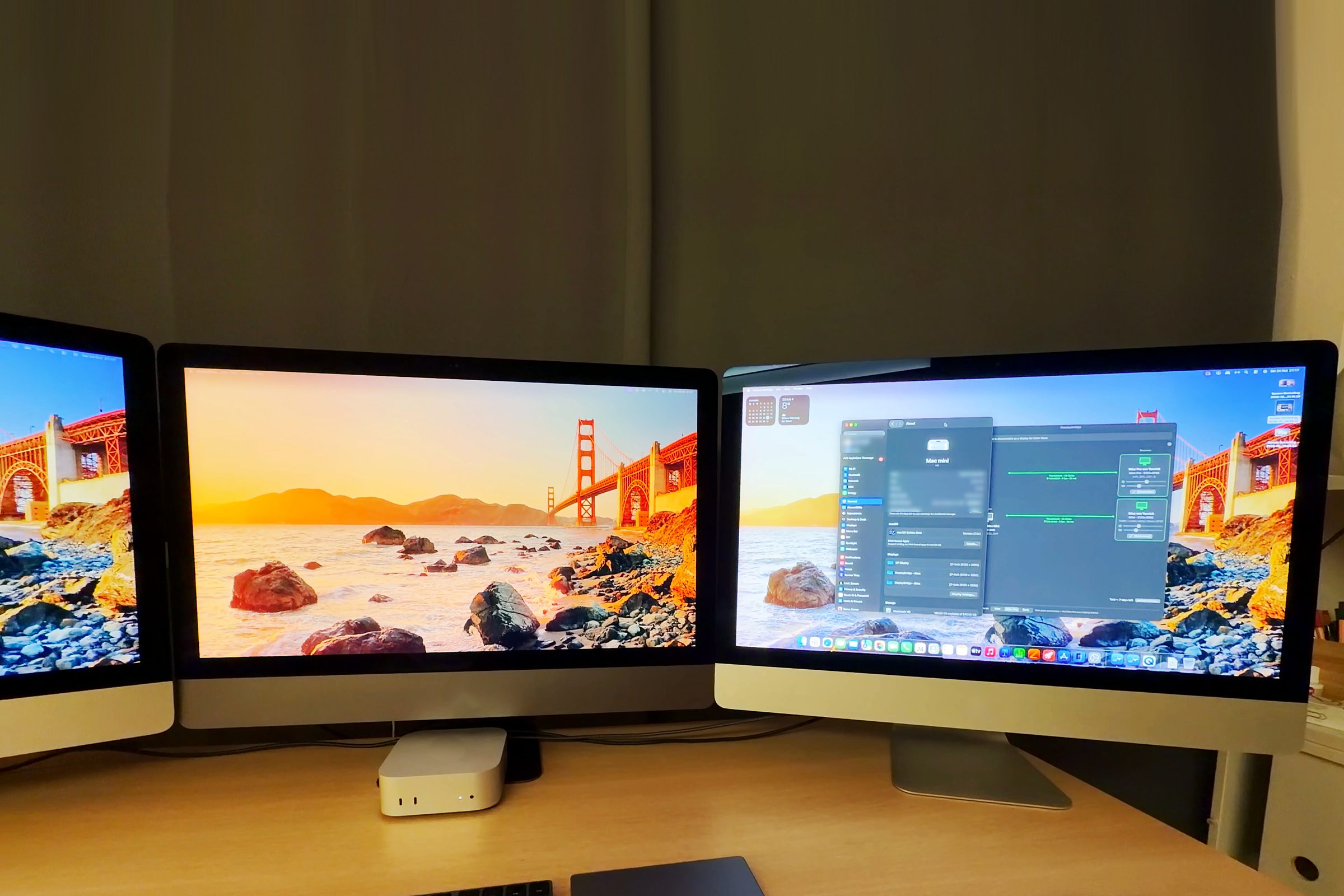 Um Mac mini em uma mesa, sob três iMacs de 27 polegadas que funcionam como suas telas, com a janela do DisplayBridge aberta no da direita.