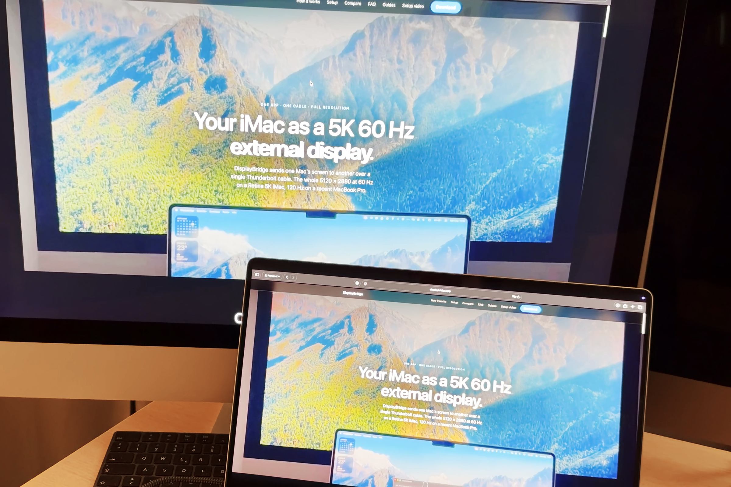 Um iMac de 27 polegadas no modo Espelhar, mostrando exatamente a mesma página da web que o MacBook Pro à sua frente.